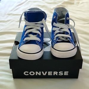 Converse sneakers toddler size 9 (unisex)